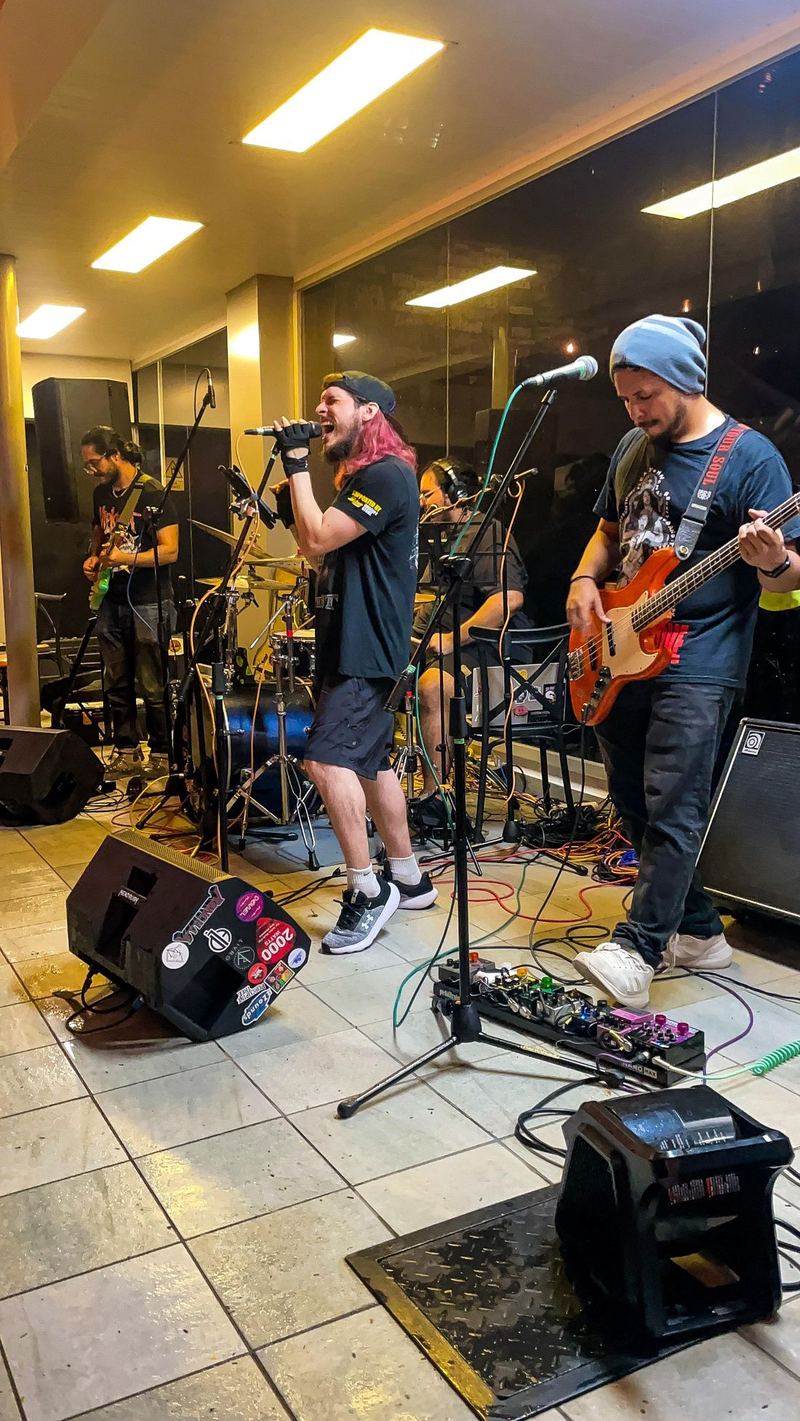 Banda tocando en vivo en un tributo