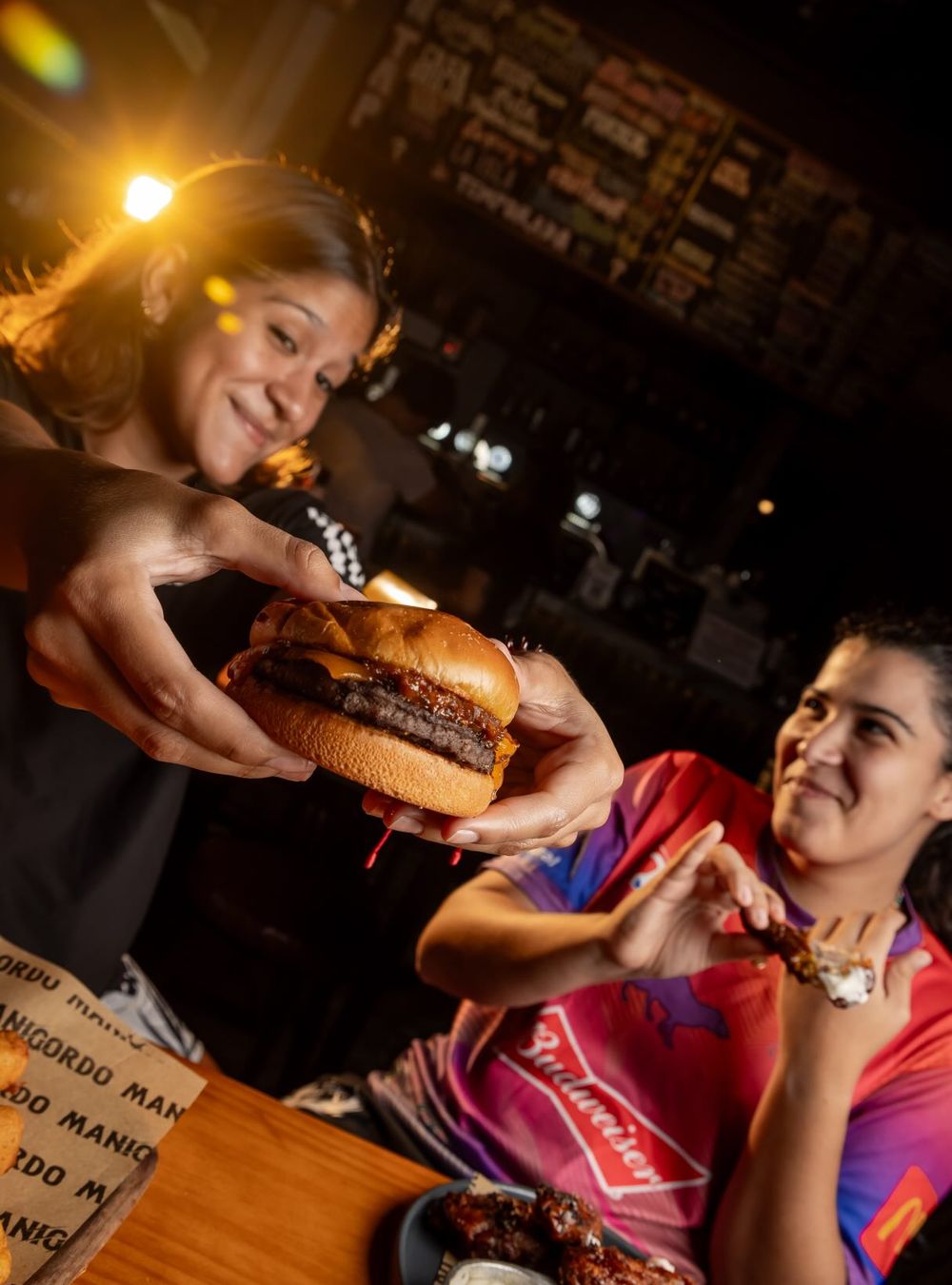 Amigas compartiendo la hamburguesa Manigordo