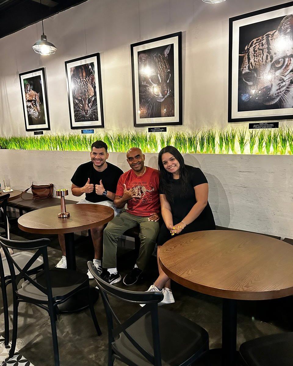 Clientes en el salón bajo los retratos enmarcados de ocelotes